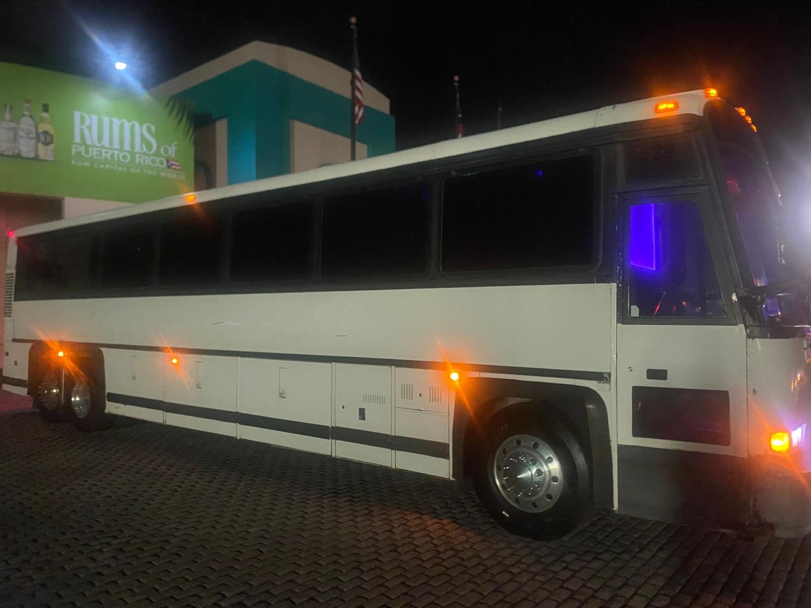 Party bus de noche con luces encendidas